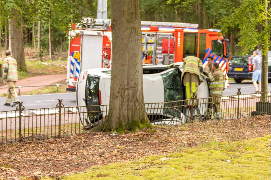 Auto crasht belandt op zijkant, bestuurder slaat op de vlucht