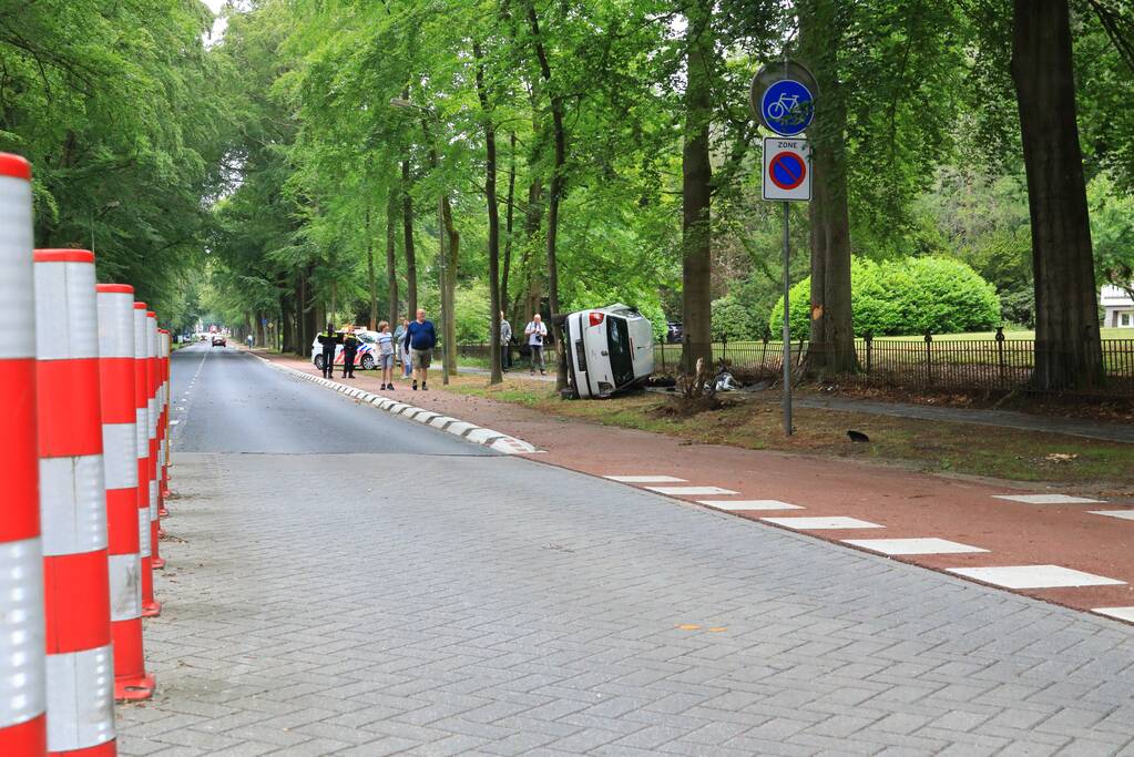 Auto crasht belandt op zijkant, bestuurder slaat op de vlucht