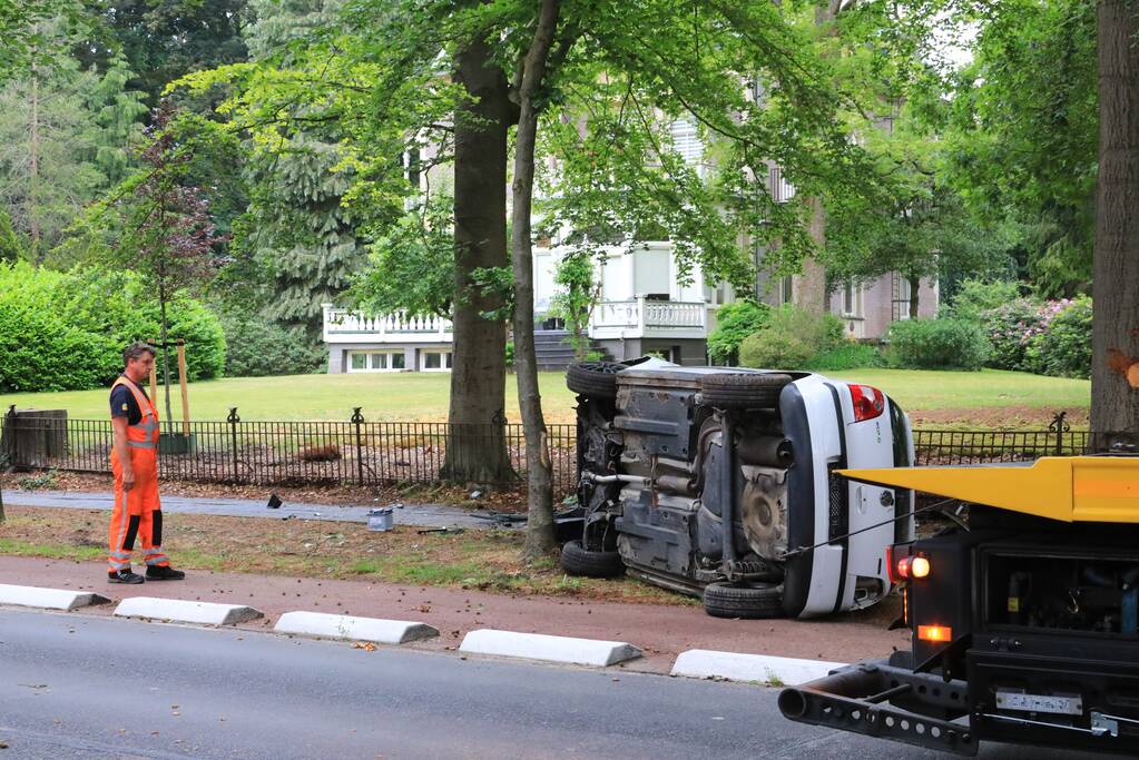 Auto crasht belandt op zijkant, bestuurder slaat op de vlucht