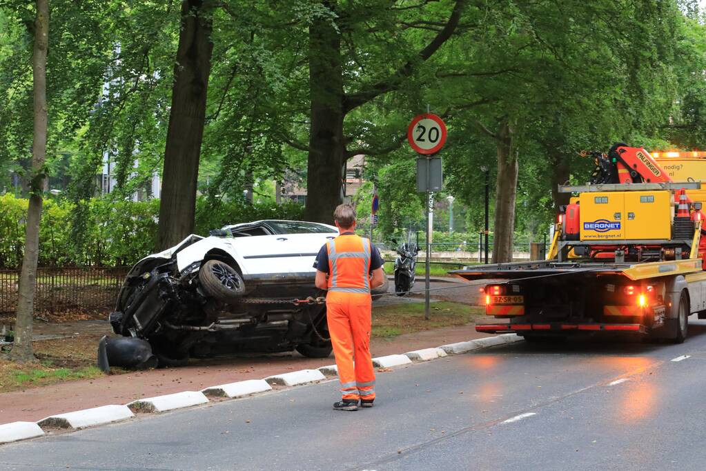 Auto crasht belandt op zijkant, bestuurder slaat op de vlucht