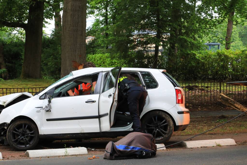 Auto crasht belandt op zijkant, bestuurder slaat op de vlucht