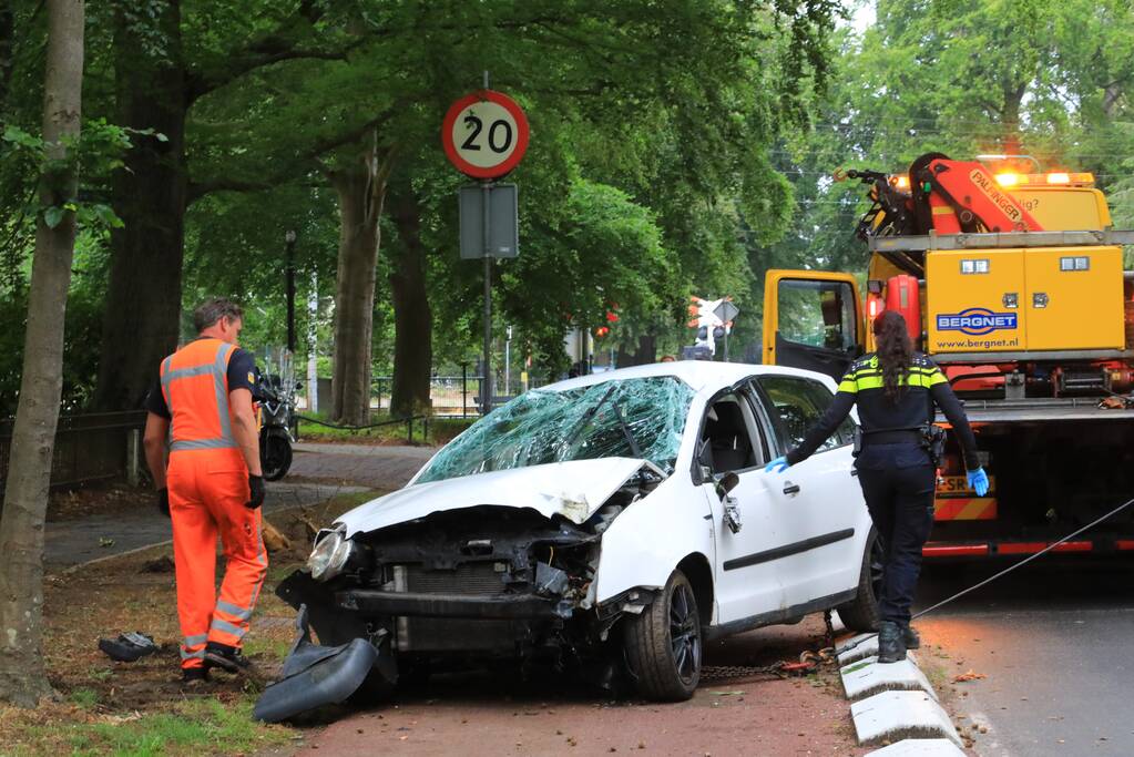 Auto crasht belandt op zijkant, bestuurder slaat op de vlucht