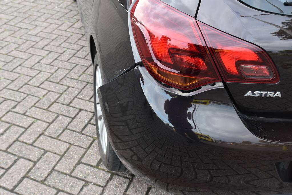 Motorrijder gewond na botsing met auto