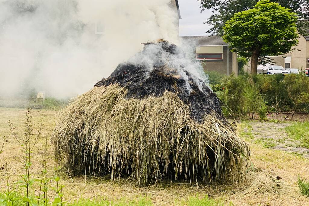Hoop met gedroogd gras vat vlam