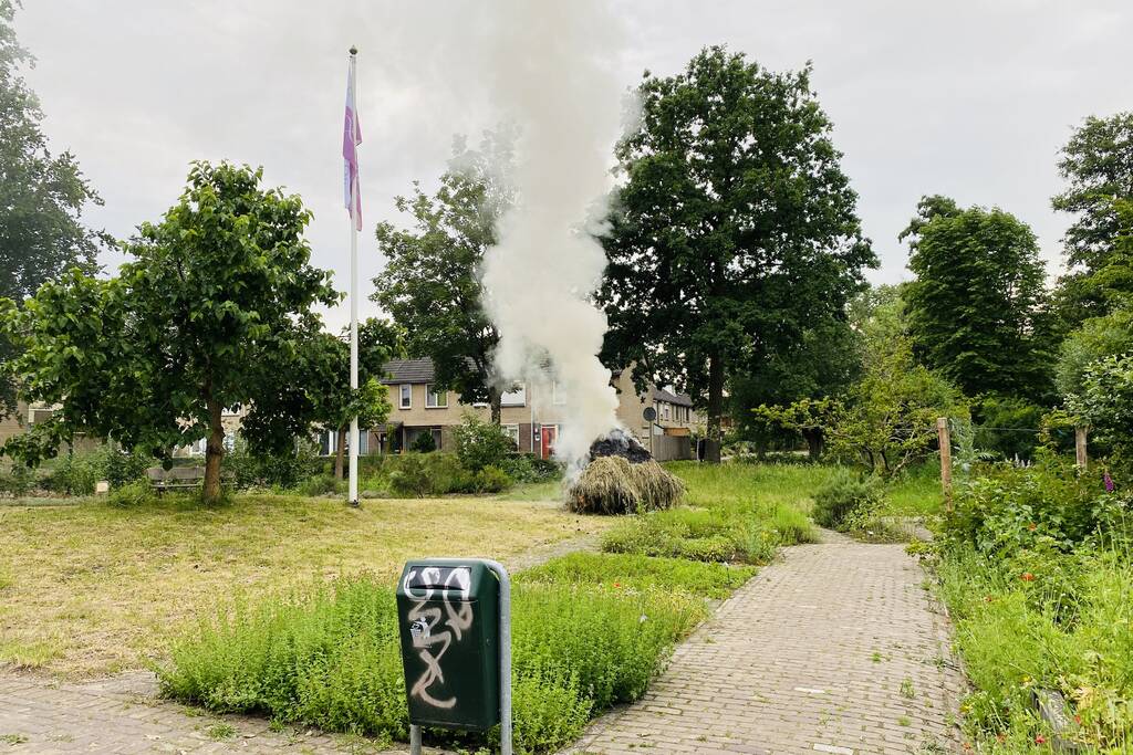 Hoop met gedroogd gras vat vlam