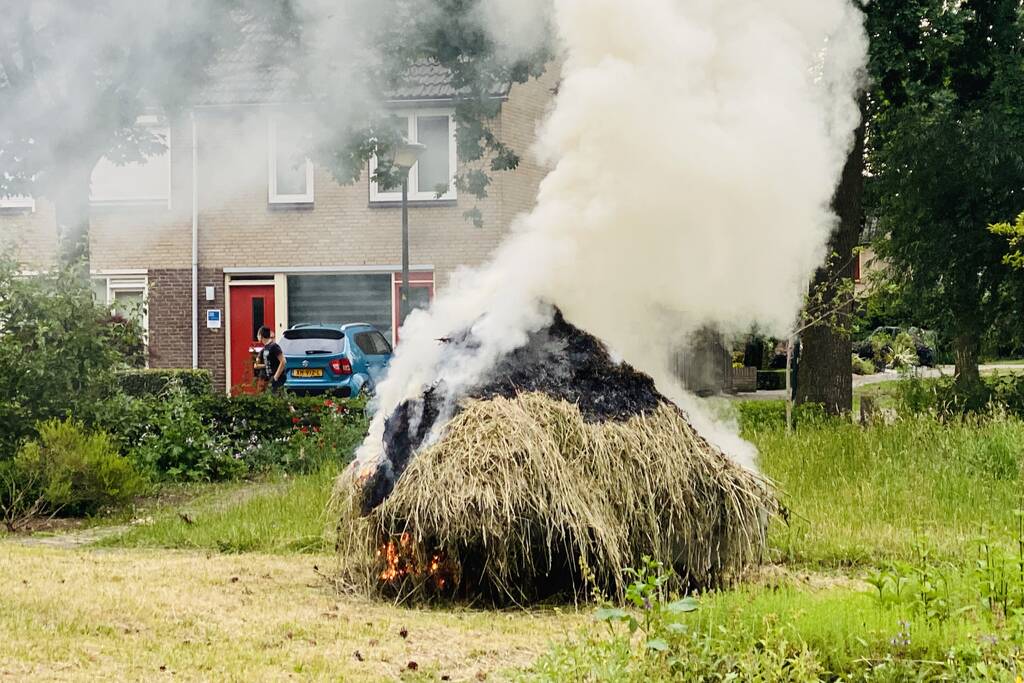 Hoop met gedroogd gras vat vlam