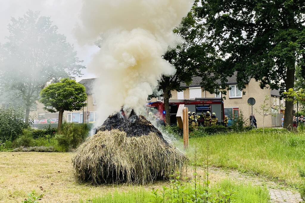 Hoop met gedroogd gras vat vlam