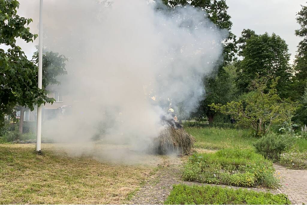 Hoop met gedroogd gras vat vlam