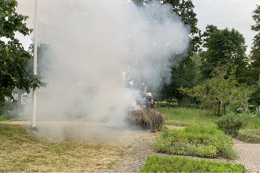 Hoop met gedroogd gras vat vlam