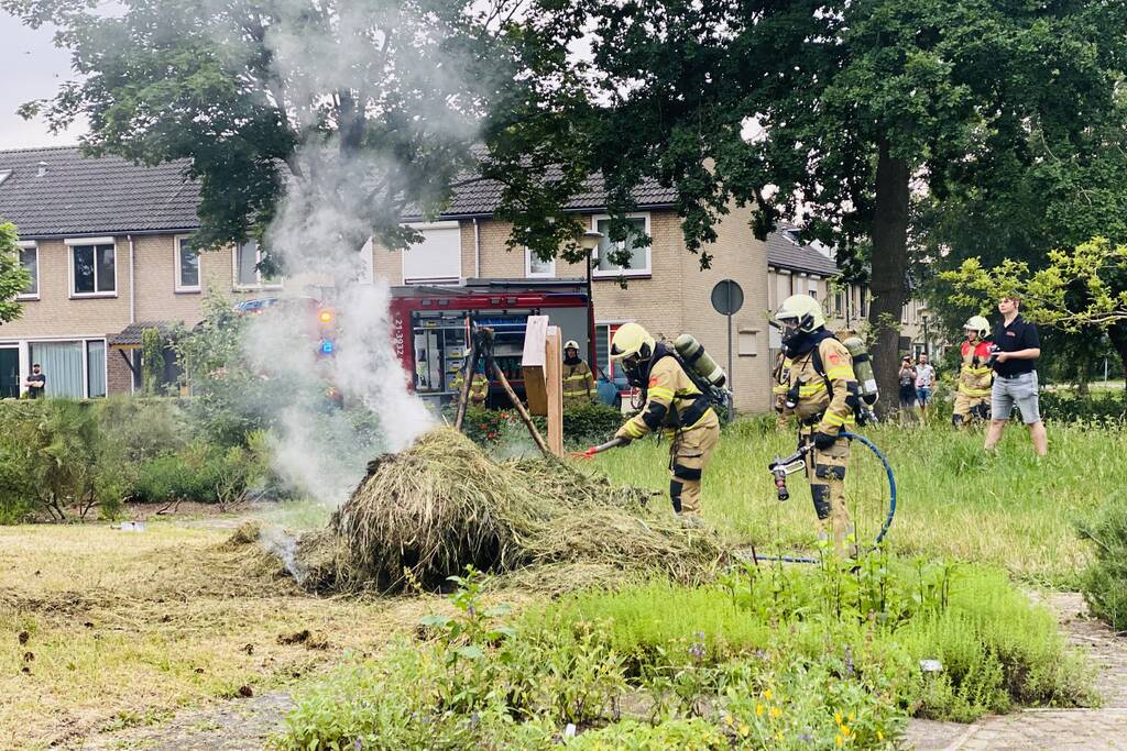 Hoop met gedroogd gras vat vlam