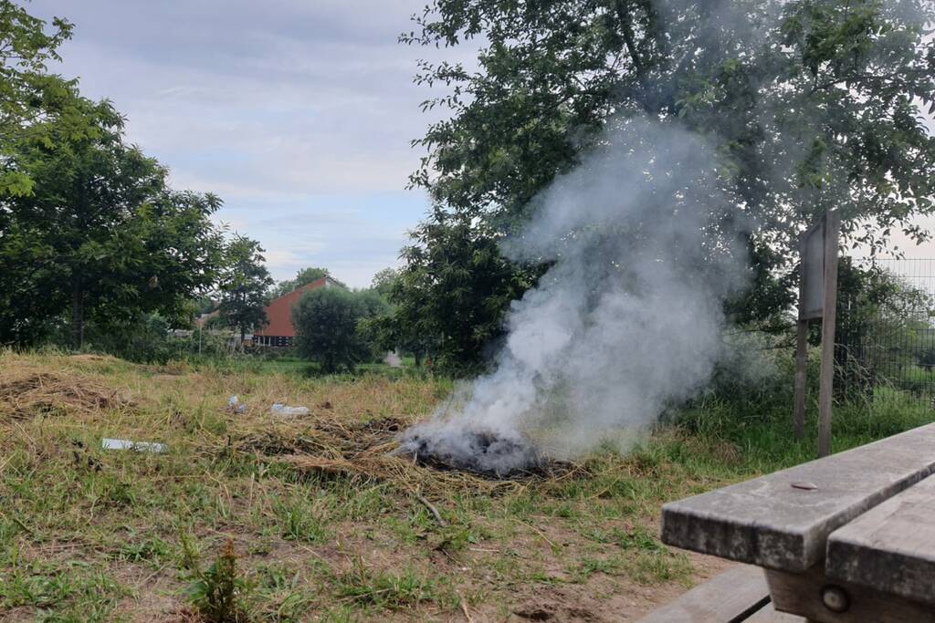 Kampvuur geblust door buurtbewoners