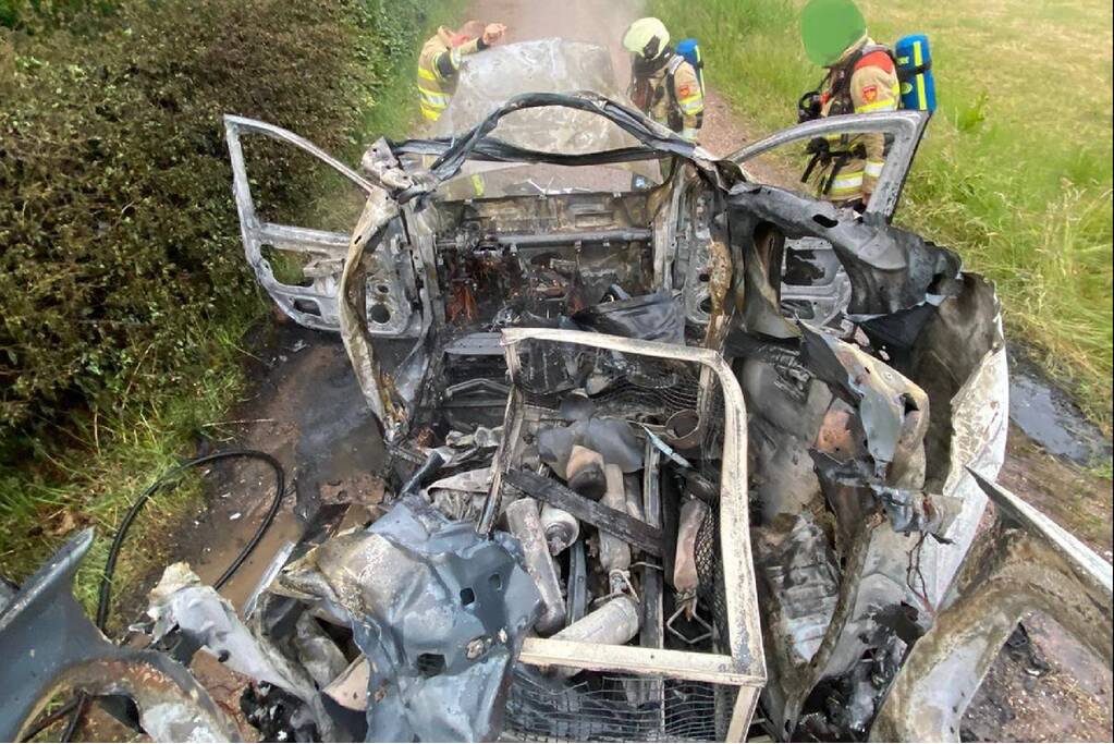 Bestelwagen met lachgas flessen ontploft bij brand