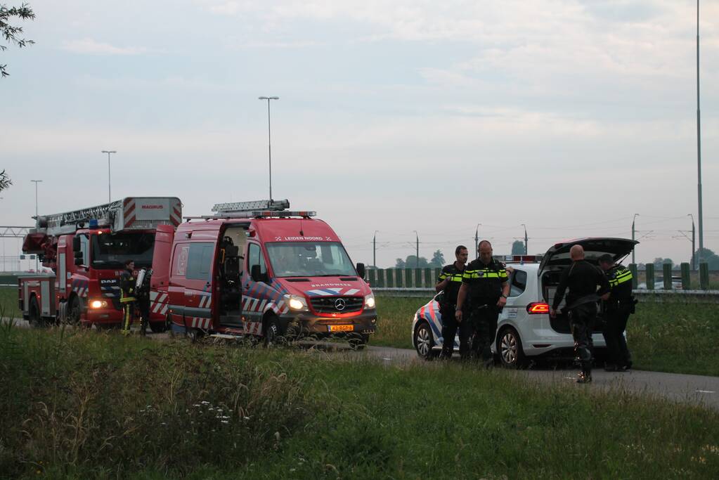 Voertuig belandt op zijn kop in de sloot