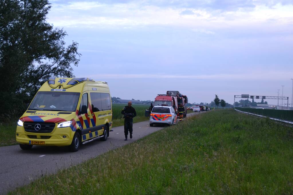 Voertuig belandt op zijn kop in de sloot