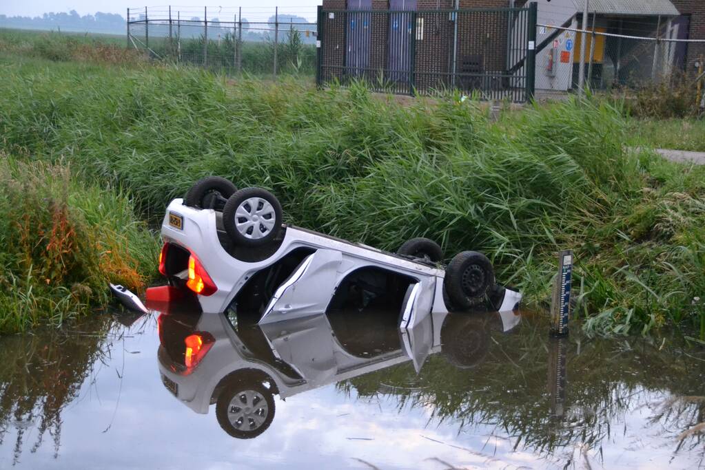 Voertuig belandt op zijn kop in de sloot