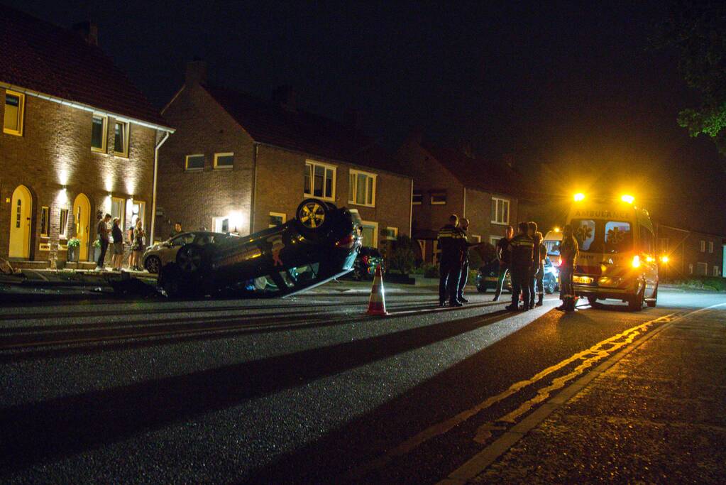 Lantaarnpaal uit grond gereden bij eenzijdige aanrijding