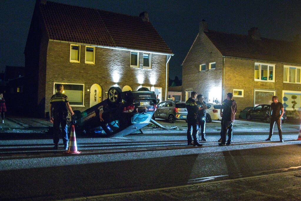 Lantaarnpaal uit grond gereden bij eenzijdige aanrijding