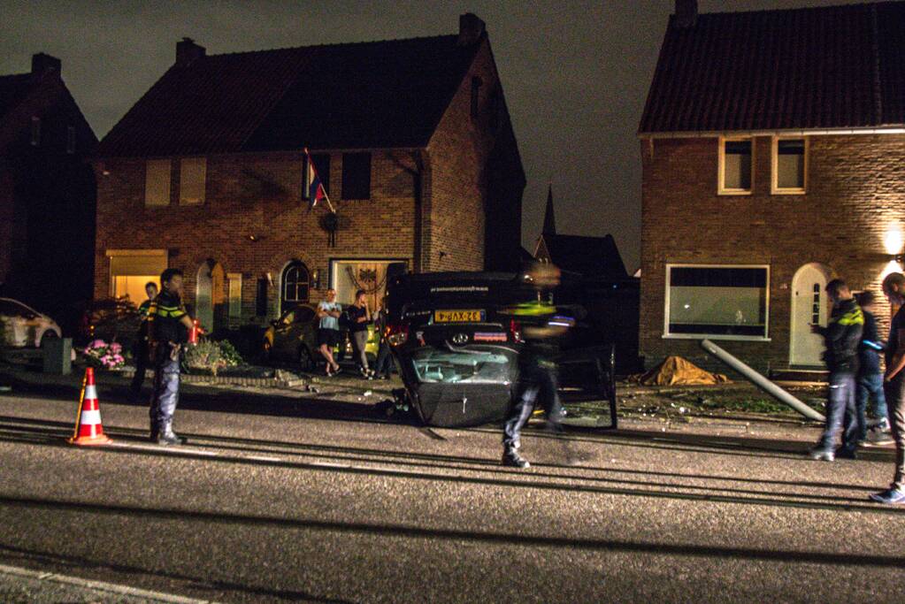 Lantaarnpaal uit grond gereden bij eenzijdige aanrijding