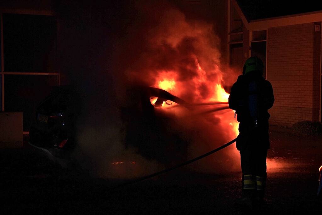 Personenauto verwoest na brand