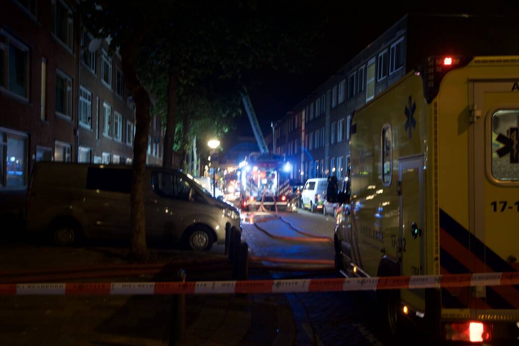 Negen personen uit brandende woning gehaald