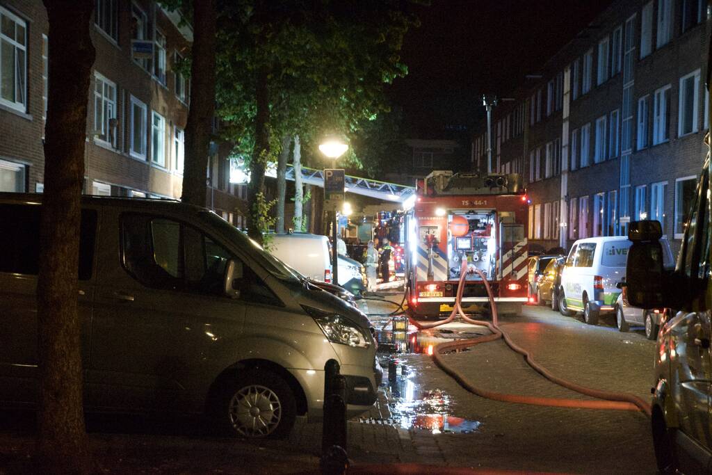 Negen personen uit brandende woning gehaald