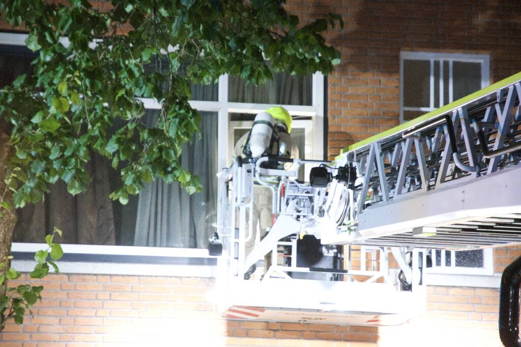 Negen personen uit brandende woning gehaald