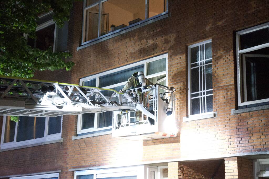 Negen personen uit brandende woning gehaald