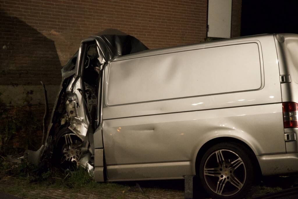 Bestuurder bots met bestelbus frontaal tegen gemaal