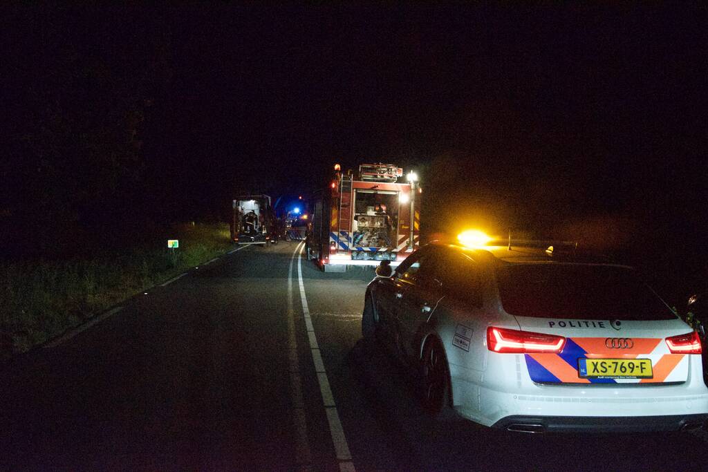 Bestuurder bots met bestelbus frontaal tegen gemaal