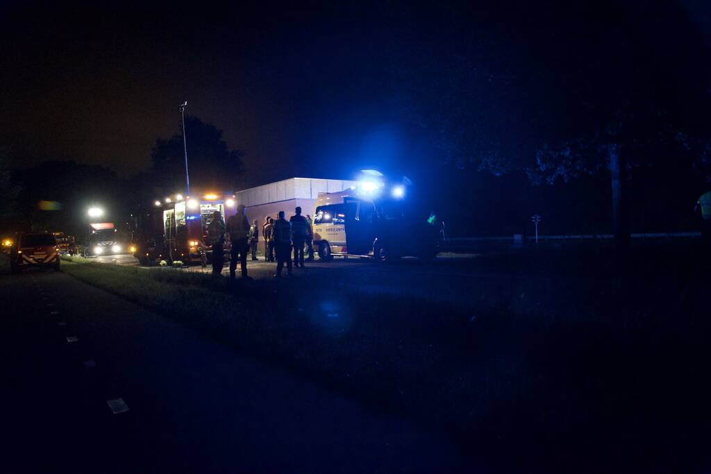 Bestuurder bots met bestelbus frontaal tegen gemaal