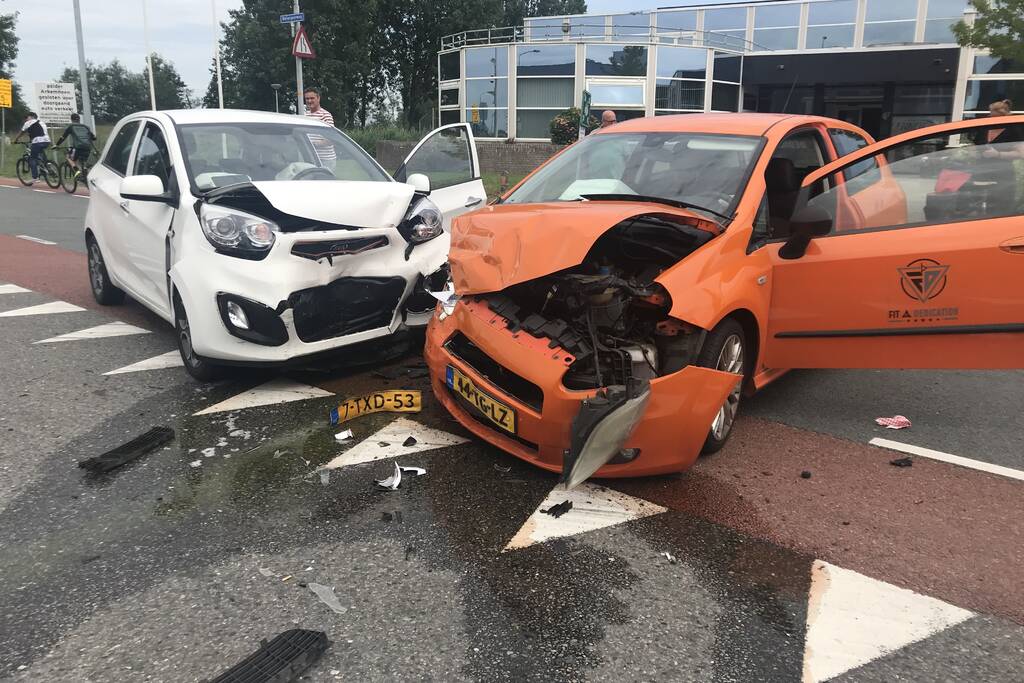 Twee auto's flink beschadigd na aanrijding