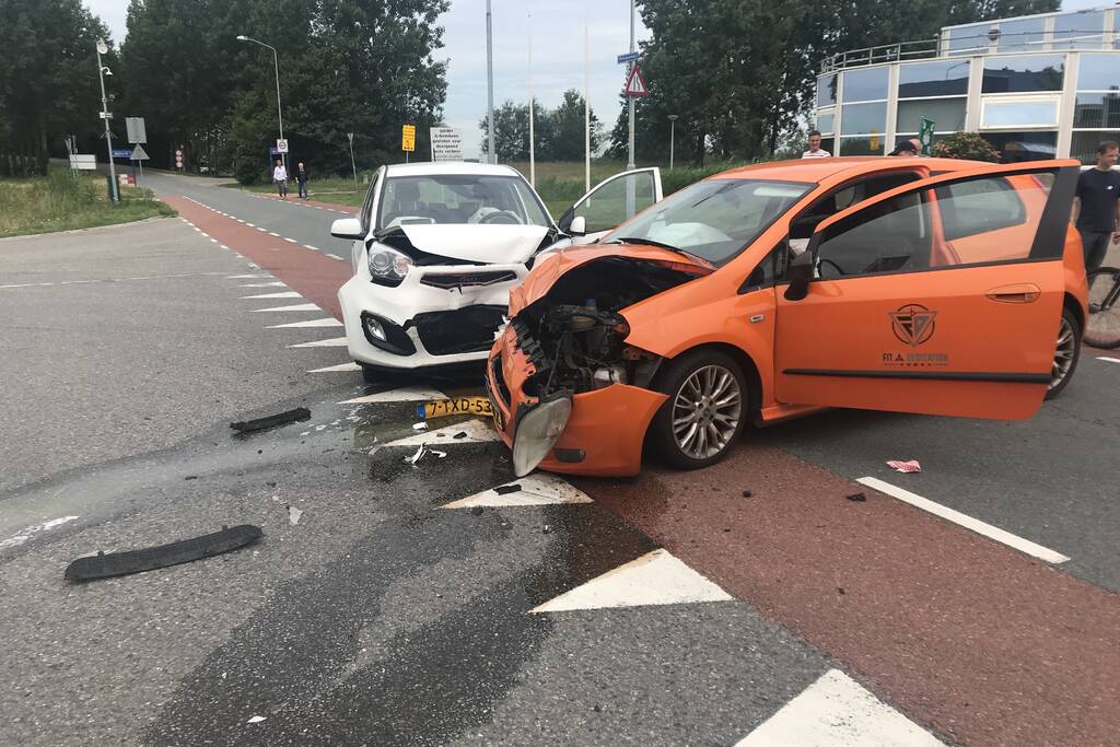 Twee auto's flink beschadigd na aanrijding