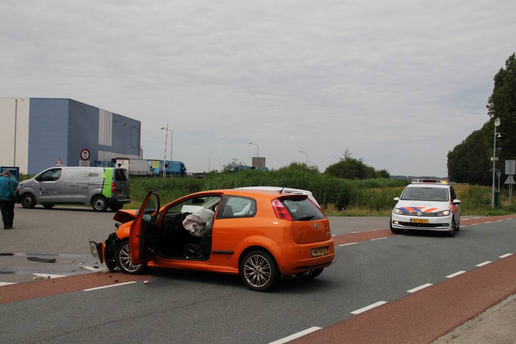 Twee auto's flink beschadigd na aanrijding