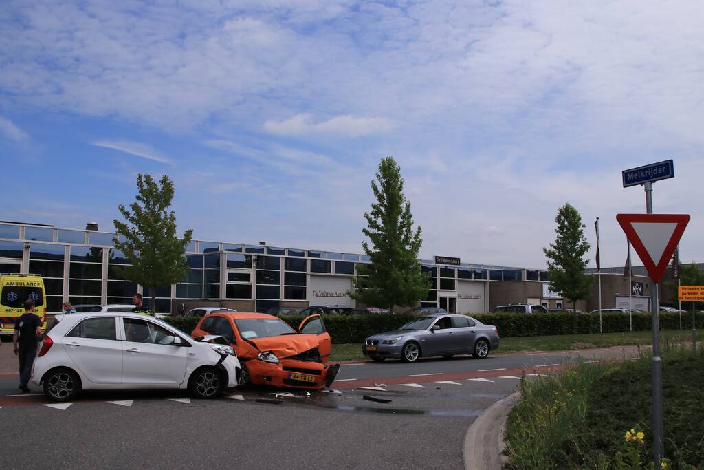 Twee auto's flink beschadigd na aanrijding
