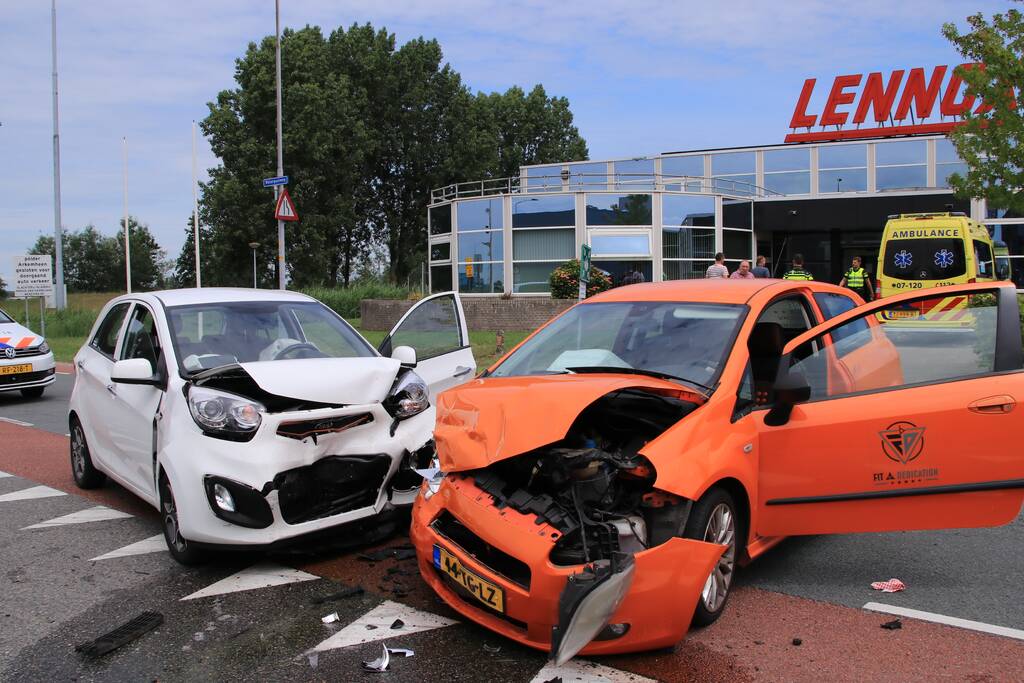 Twee auto's flink beschadigd na aanrijding