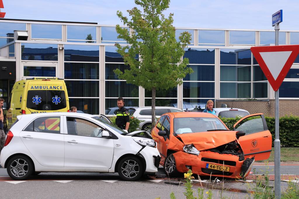 Twee auto's flink beschadigd na aanrijding