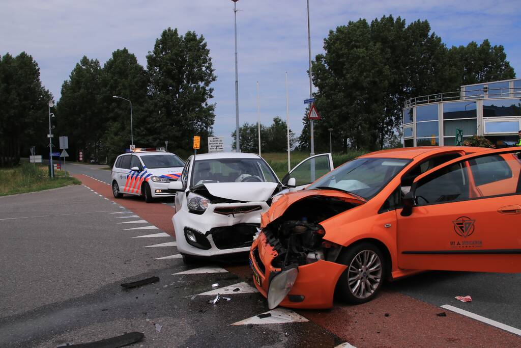 Twee auto's flink beschadigd na aanrijding