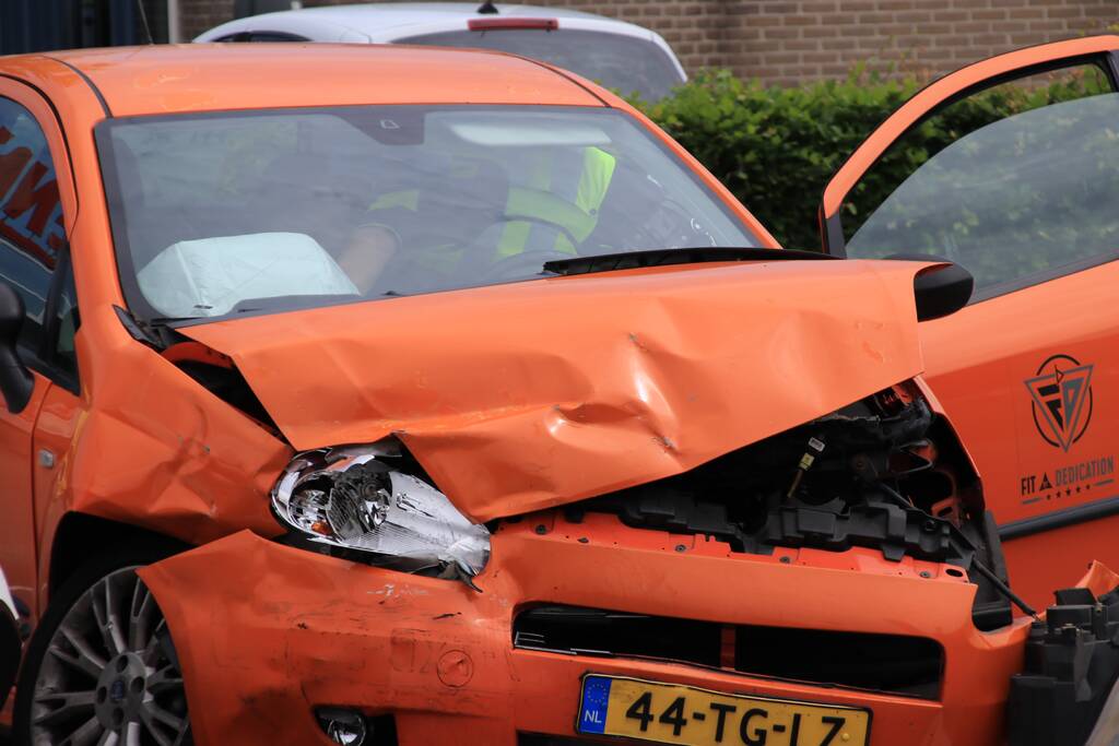 Twee auto's flink beschadigd na aanrijding