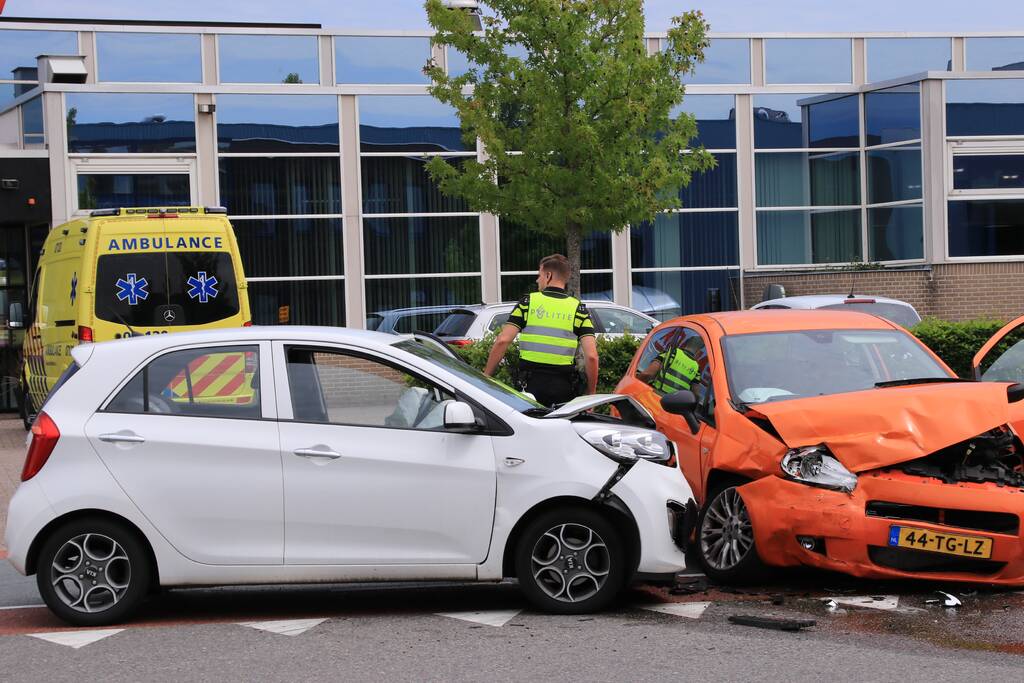 Twee auto's flink beschadigd na aanrijding