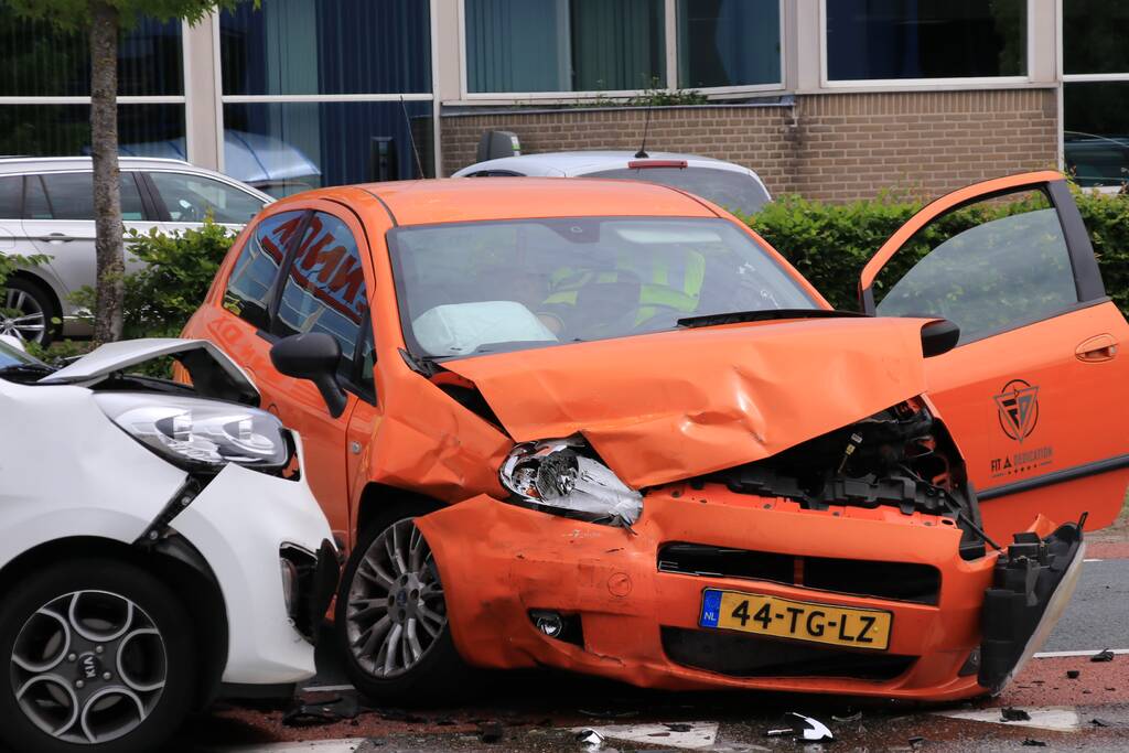 Twee auto's flink beschadigd na aanrijding