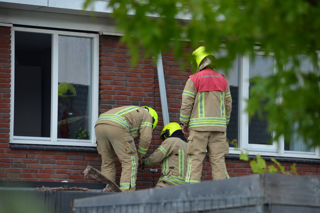 Brand in spouwmuur snel onder controle