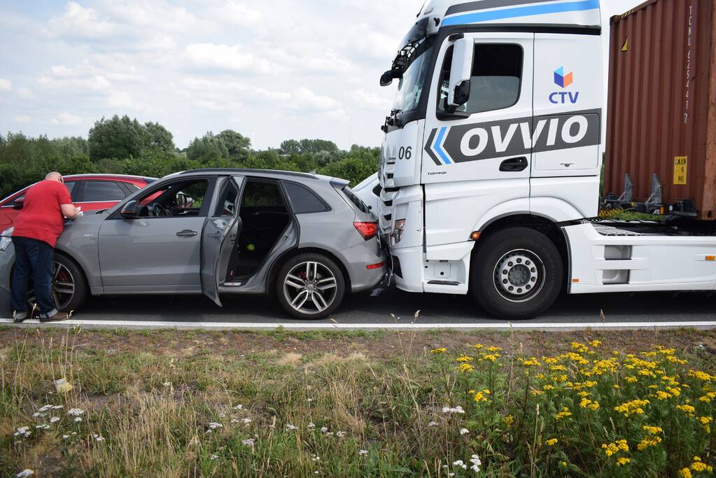 Vrachtwagen botst achterop personenauto voor stoplichten