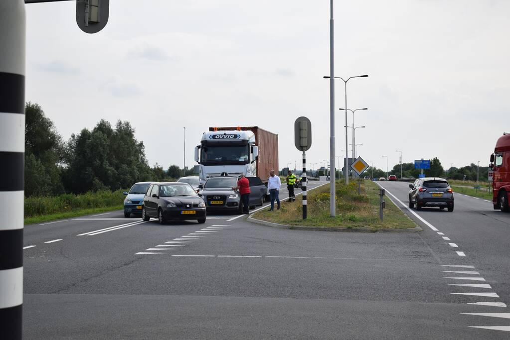 Vrachtwagen botst achterop personenauto voor stoplichten