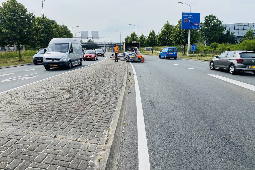 Hoogwerker valt van aanhanger