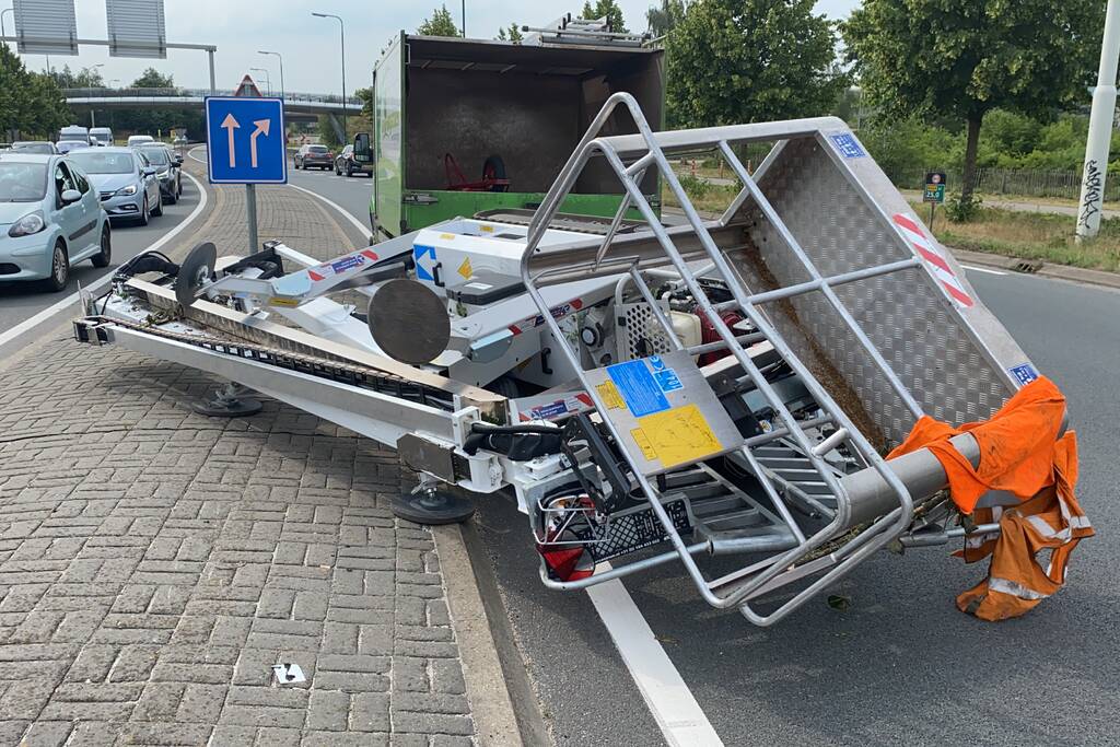 Hoogwerker valt van aanhanger