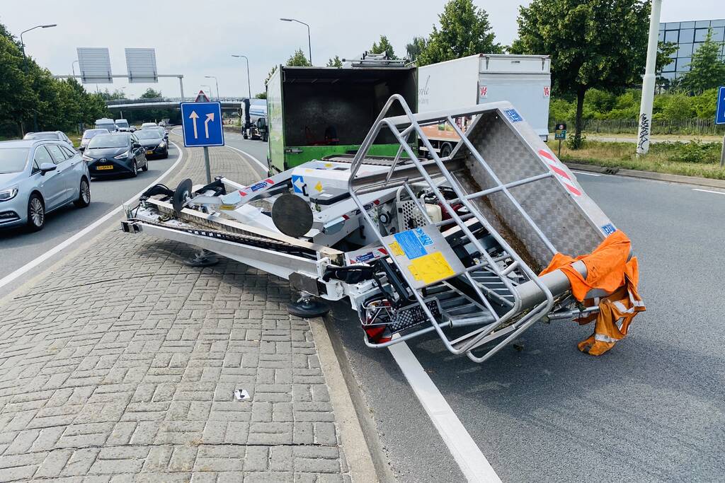 Hoogwerker valt van aanhanger