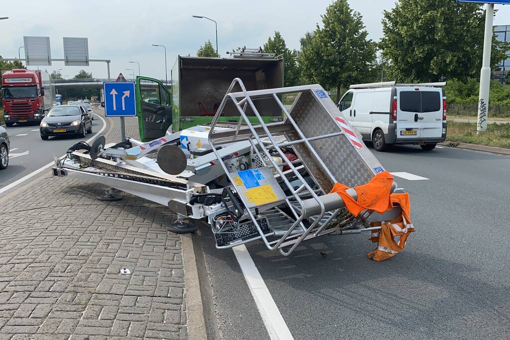 Hoogwerker valt van aanhanger