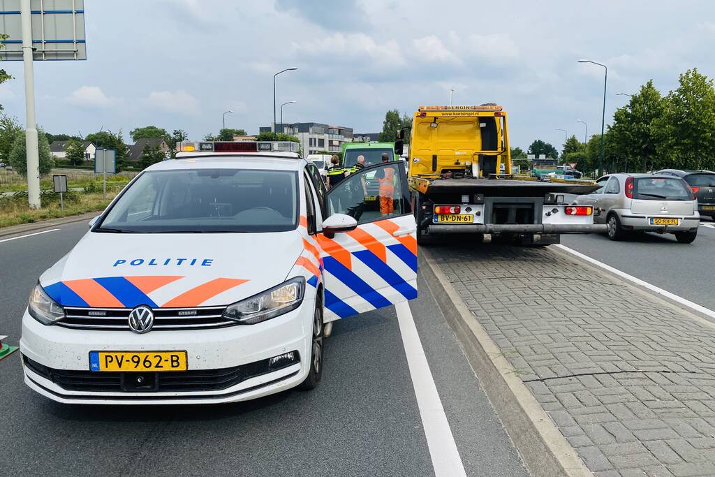 Hoogwerker valt van aanhanger