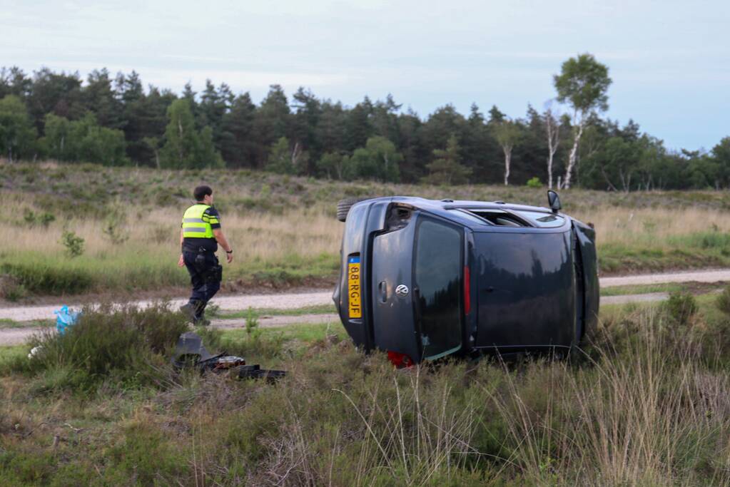 Auto belandt op kant in berm