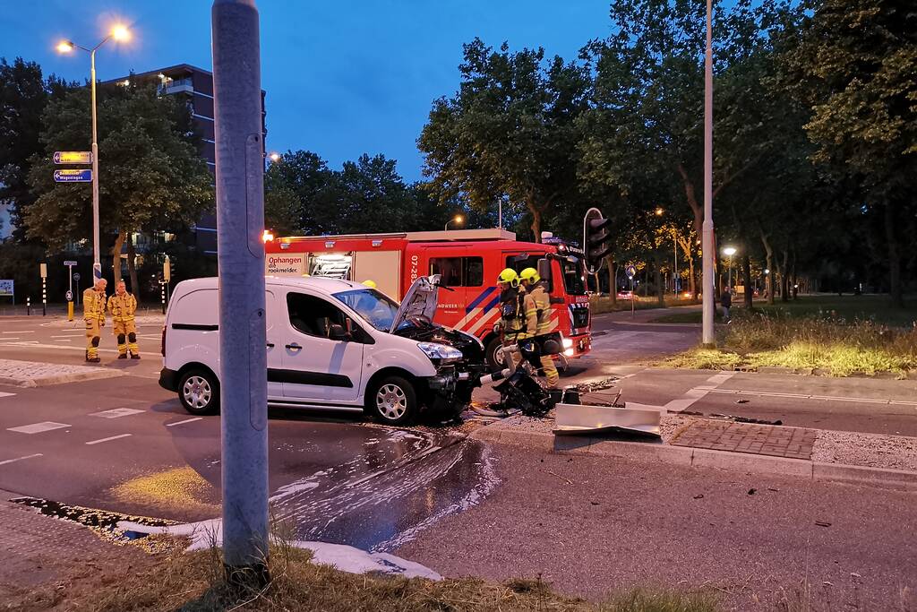 Bestelbus rijdt verkeerslicht uit de grond